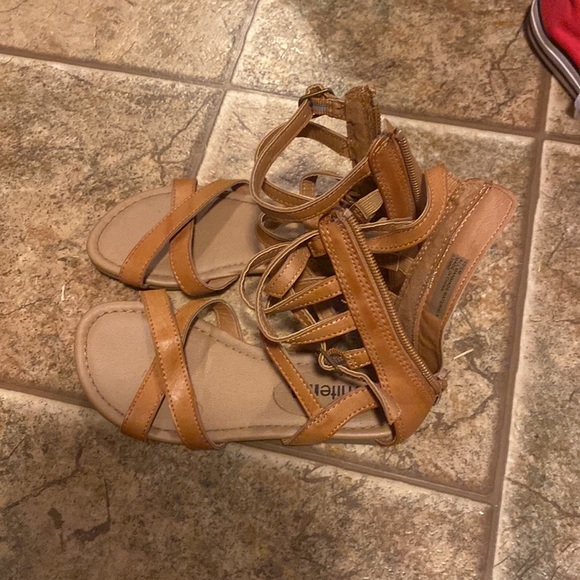 Girls sandals size 2 - Picture 2 of 2
